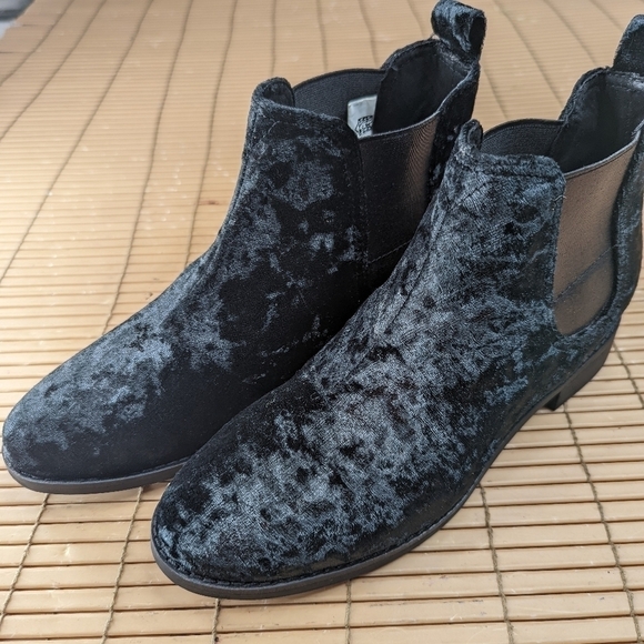 TOMS Black ELLA CHELSEA Crushed VELVET Slip-On ANKLE BOOTS Women sz 6.5M new wit - Picture 1 of 11